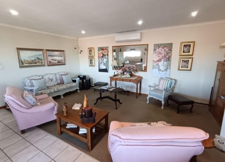 5 Bedroom Property for Sale in Wavecrest Eastern Cape